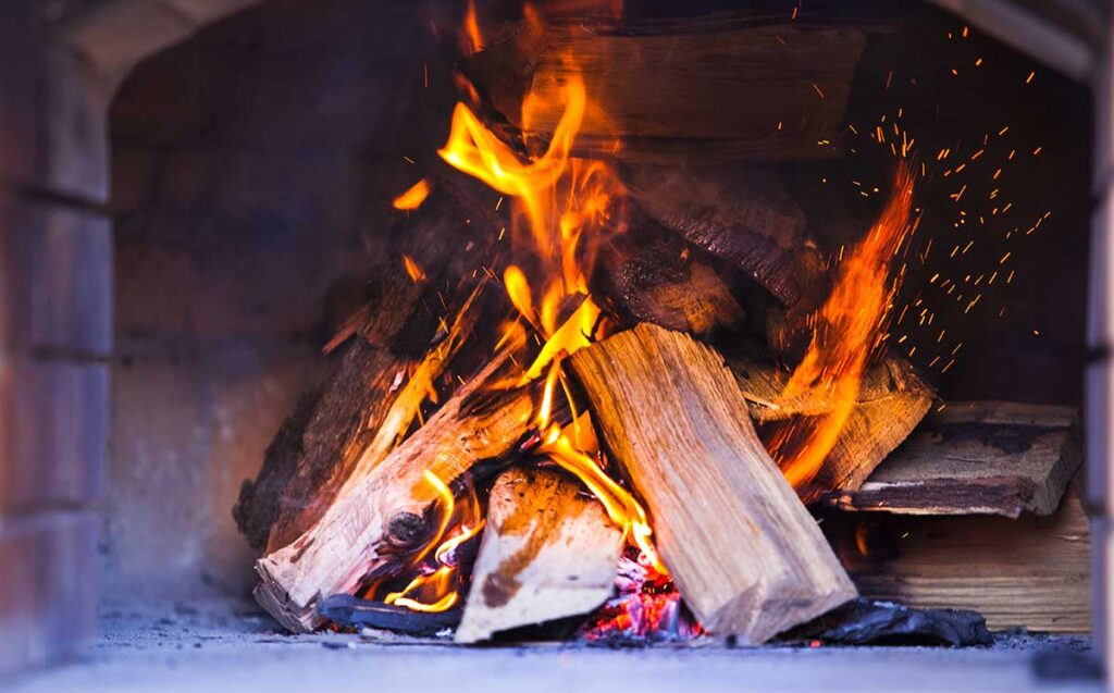 Kamin mit Holz beheizen
